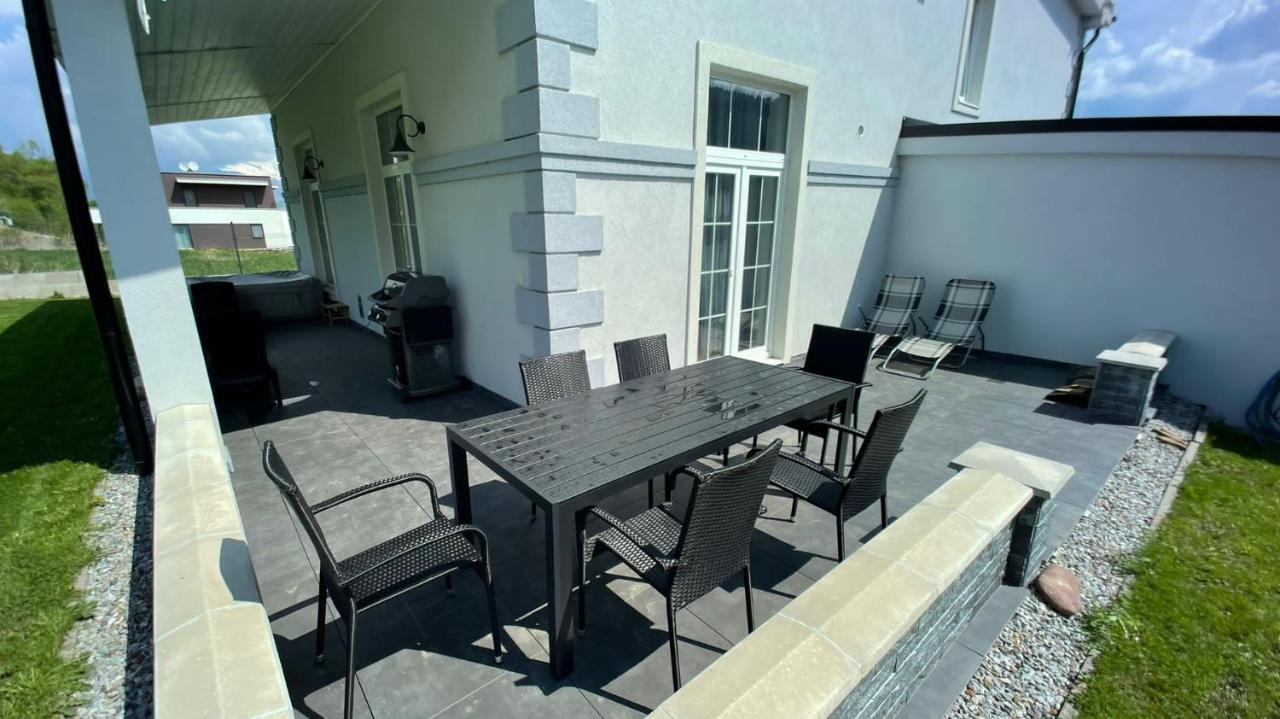 Вилла Apartmanovy Dom S Virivkou, Pod Secnom, Liptovsky Jan Липтовски-Микулаш Экстерьер фото
